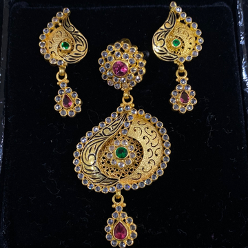 Antique gold pendant set by 